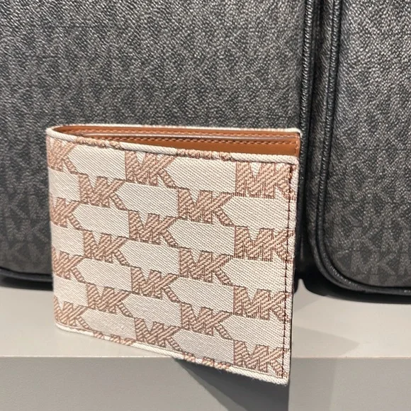 Michael Kors Men’s Women’s Cooper Logo Fabric Billfold Wallet Light Cream
Unisex - Picture 3 of 16